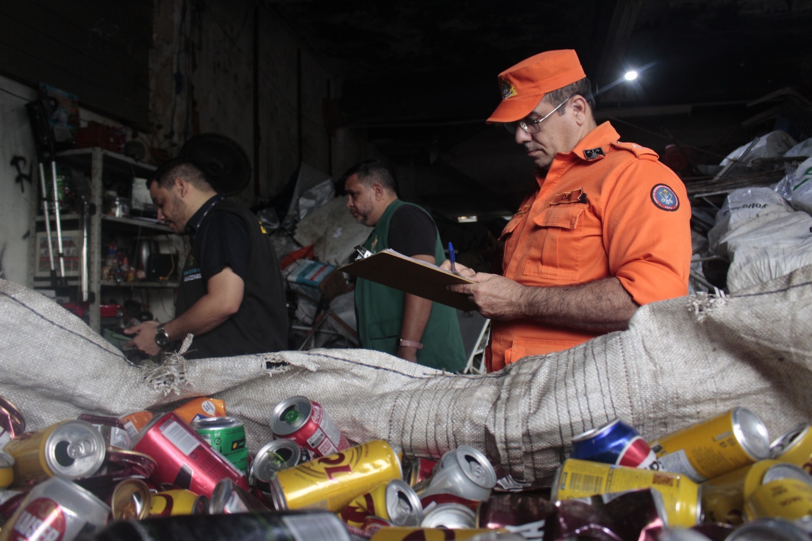 Fiscalização em Manaus combate irregularidades no comércio de sucatas