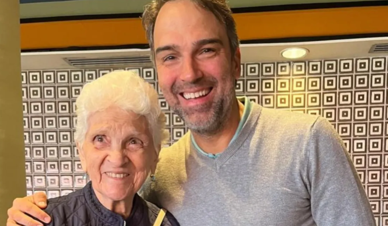 Tadeu Schmidt compartilha tristeza pela morte da mãe aos 92 anos