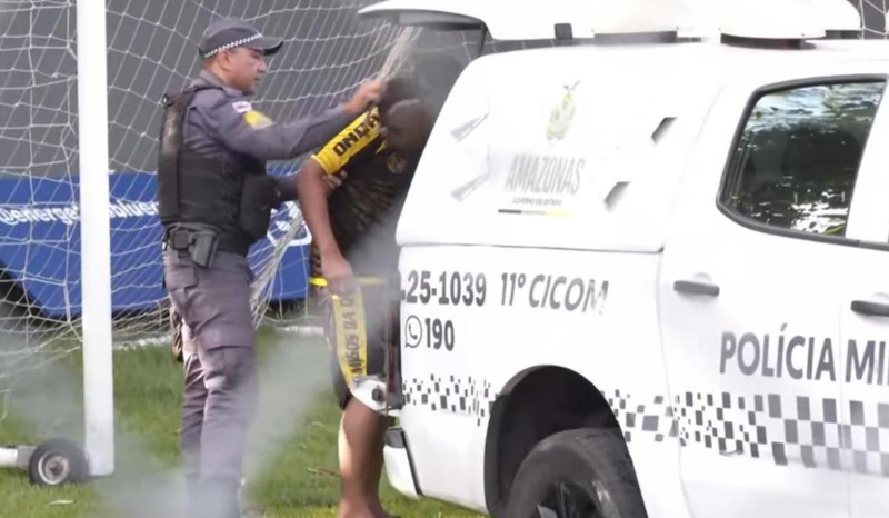 Torcedor é solto após prisão por racismo e tem restrições impostas