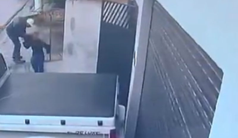 Menino de 11 anos é agredido por vizinho após tocar campainha em SP