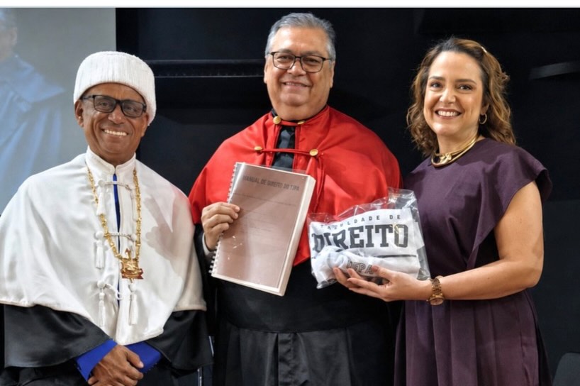 Flávio Dino é homenageado com título e documentos raros na UFPA