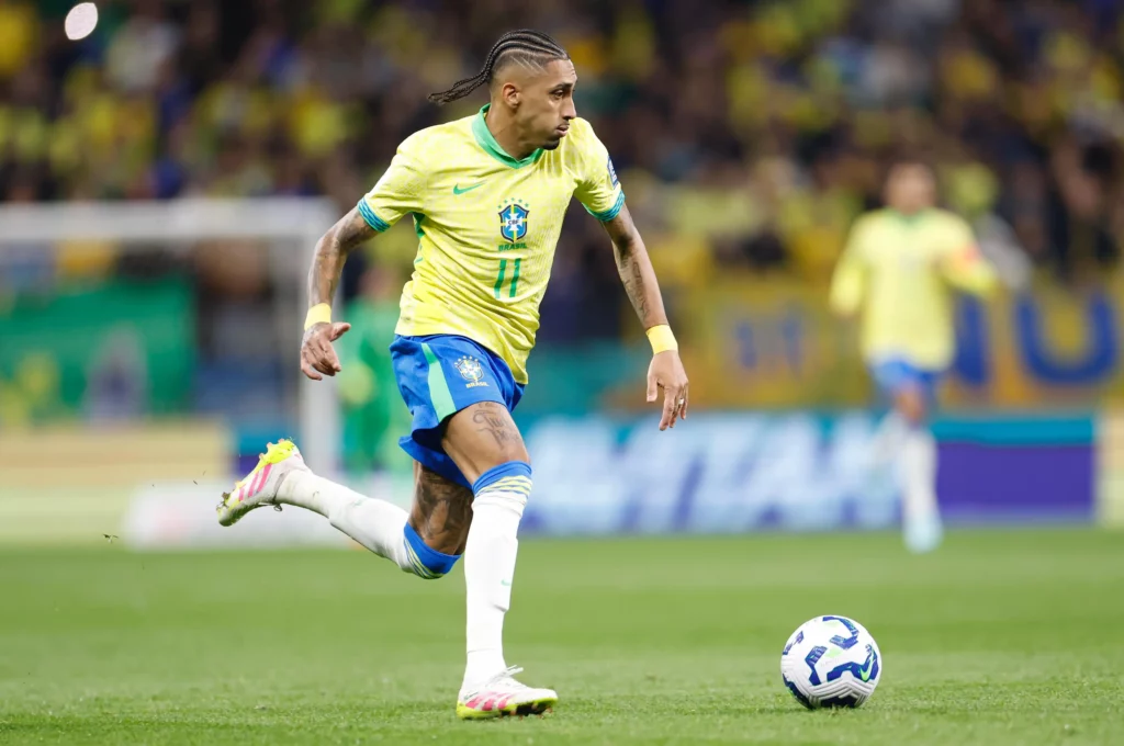 Raphinha é avaliado após sentir dores na coxa direita durante jogo