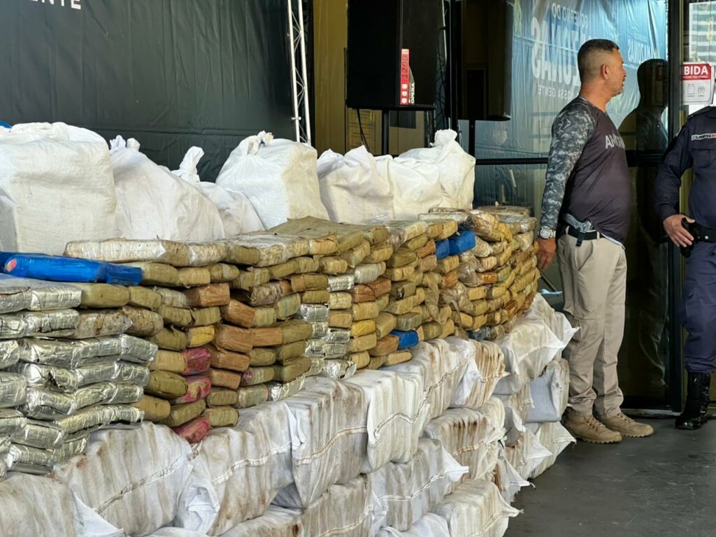 Governador do AM anuncia auxílio-fardamento após apreensão de drogas