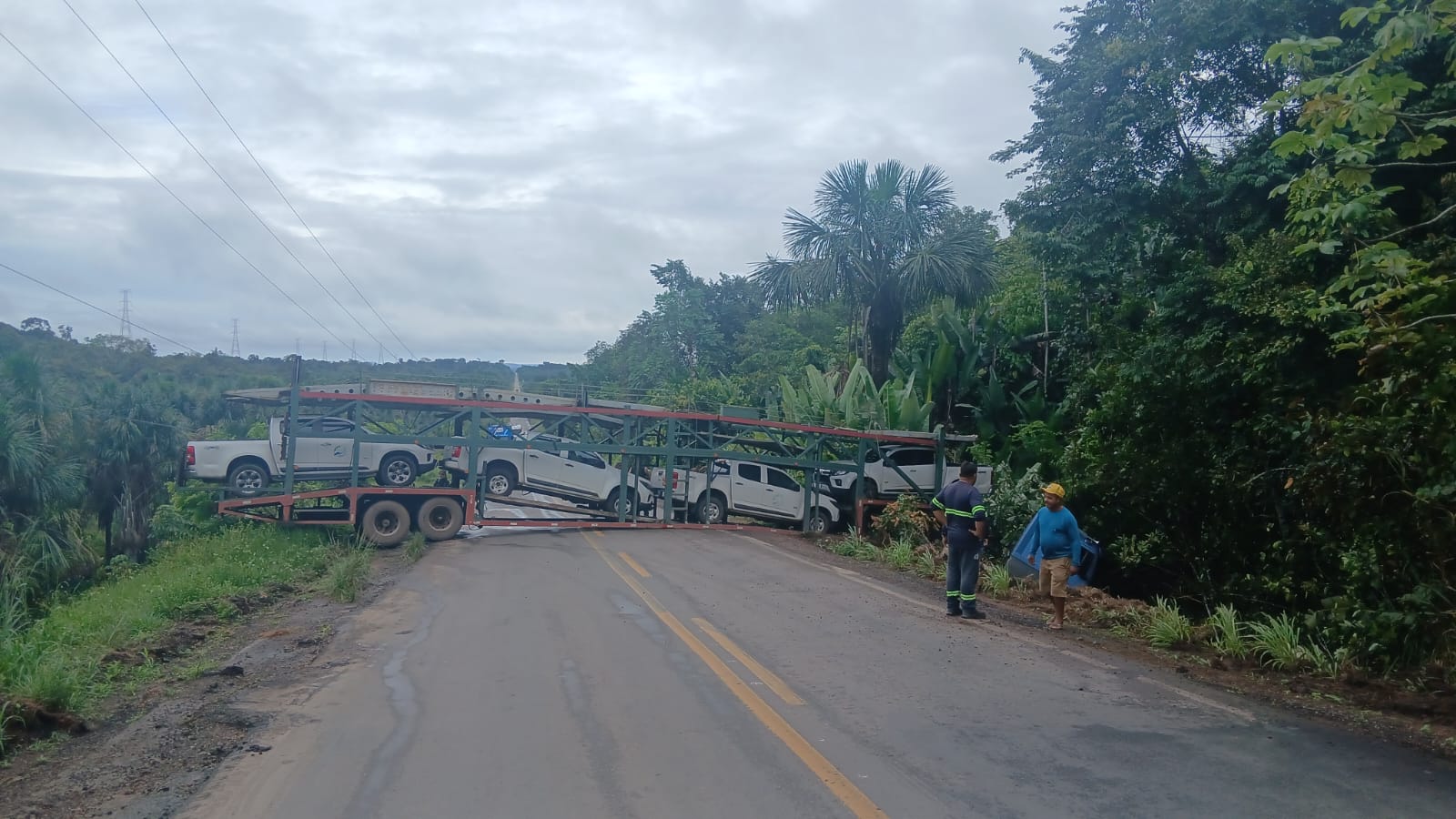 Caminhão-cegonha perde controle e bloqueia BR-174 na ladeira Maria Ceará