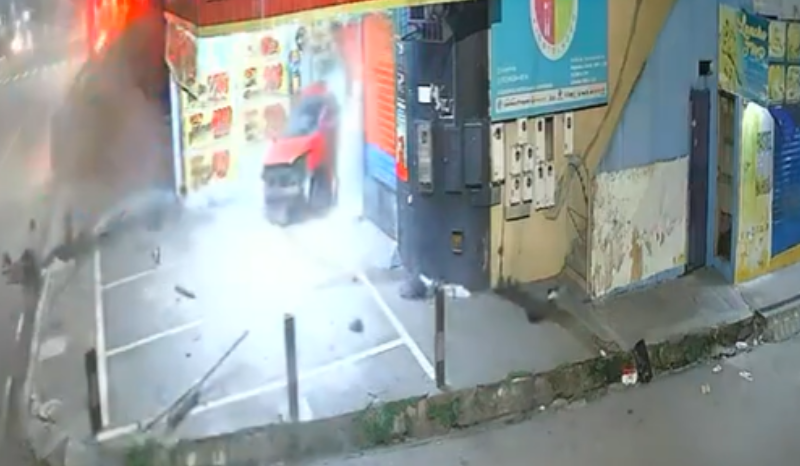 Grave acidente entre viatura da Rocam e carro deixa mulher morta em Manaus