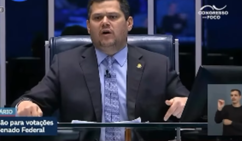 Senador Alcolumbre promulga fim da escala 61 e novas regras de trabalho