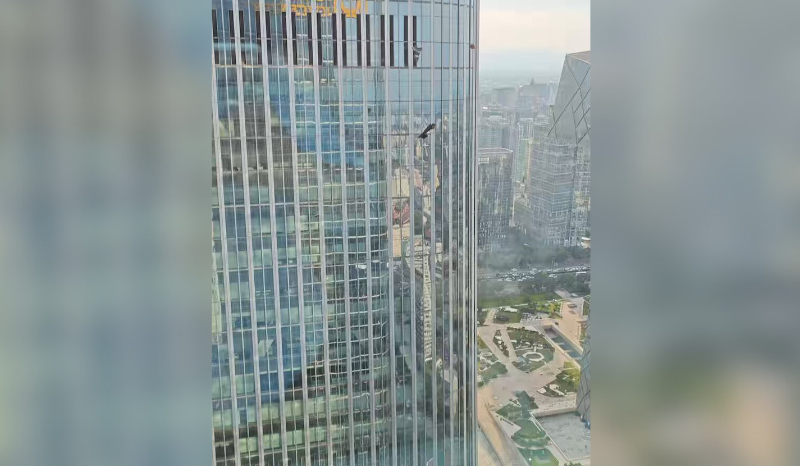 Avião pequeno colide com a Citic Tower, o maior prédio de Pequim