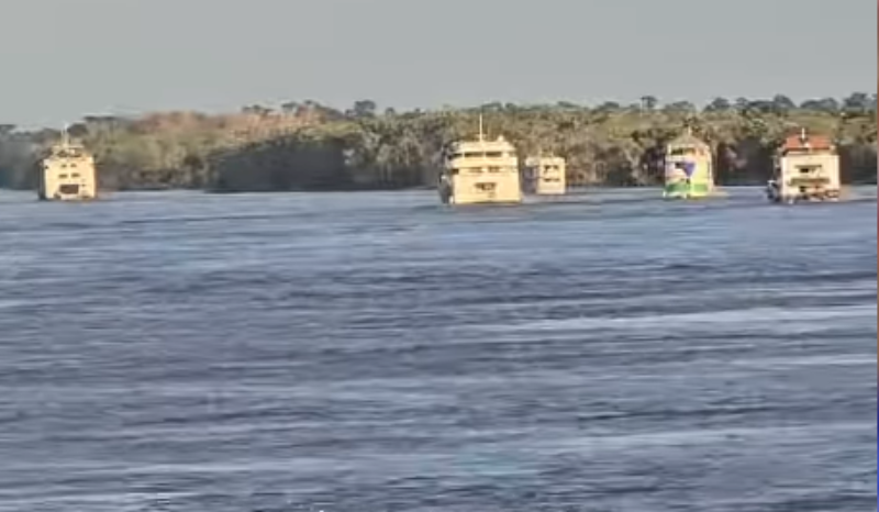 Movimento intenso de barcos após o Festival de Parintins no Amazonas