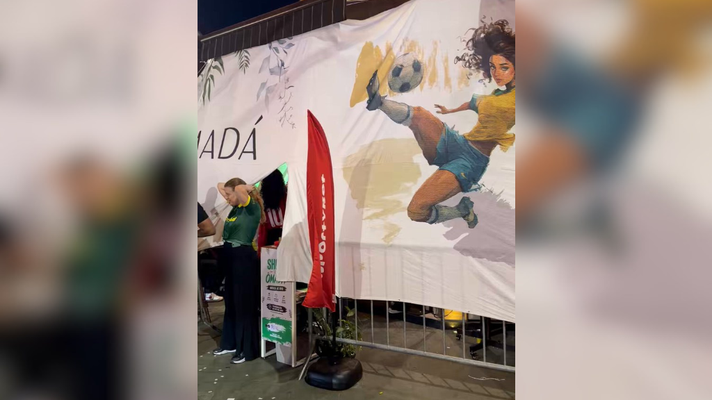 Bares de SP adotam barreiras para impedir visualização de jogos na calçada