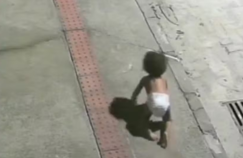 Mãe é presa após bebê ser encontrada engatinhando sozinha em avenida