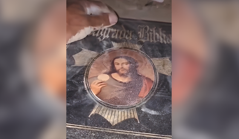 Voluntário emociona ao encontrar Bíblia durante busca por sobreviventes na Venezuela