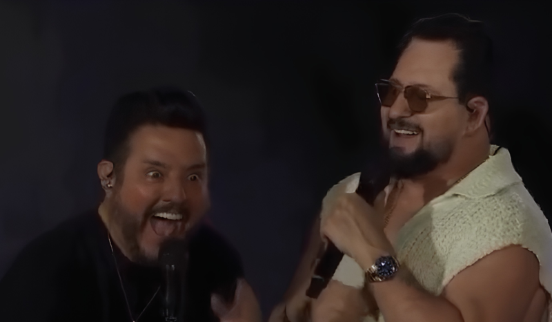 Marrone revela ser 'meio gay' e surpreende Bruno durante show