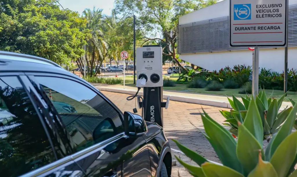 Governo aumenta tarifas de carros elétricos e cria cota zero para importação
