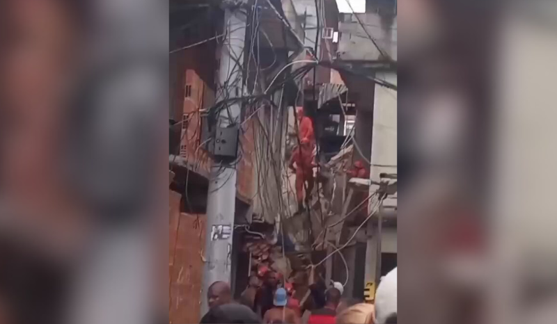 Imóvel de três andares desaba na Ilha do Governador e deixa duas crianças mortas