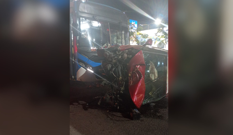Carro na contramão colide com ônibus em Manaus e ninguém se feriu