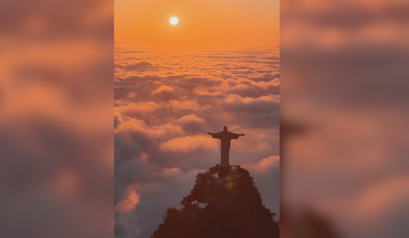 Cristo Redentor aparece acima de nevoeiro no Rio de Janeiro