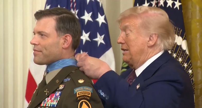 Trump se atrapalha ao condecorar herói de guerra na Casa Branca