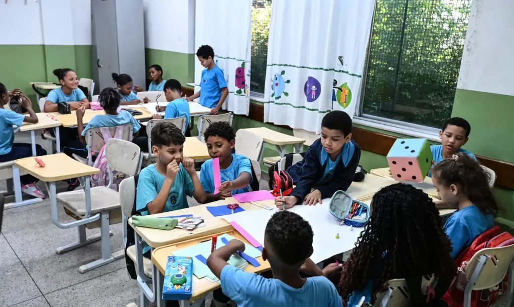 Novo piso salarial da educação básica atinge R$ 5,1 mil a partir de 2026