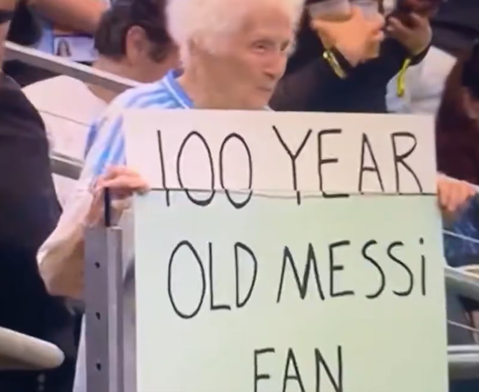 Idosa de 99 anos viraliza como fã de Messi em jogo da Argentina