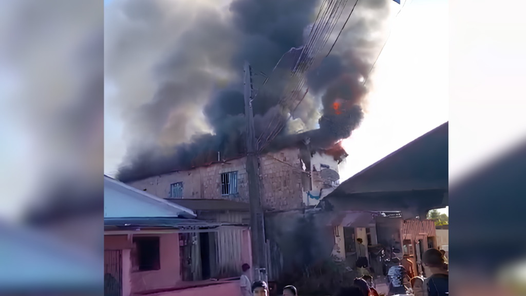 Casa é destruída por incêndio no bairro Abial em Tefé
