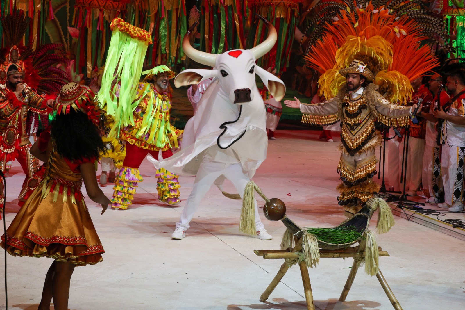 Boi-bumbá Garantido celebra diversidade em Parintins na 2ª noite do festival