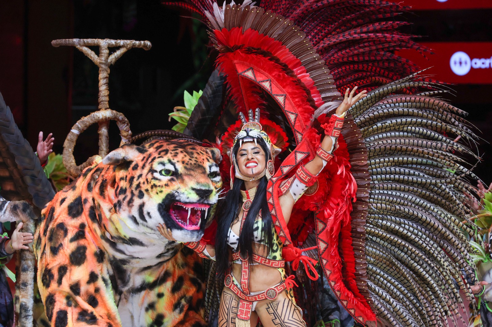 Isabelle dá vida à lenda de Kamara em espetáculo no Festival de Parintins
