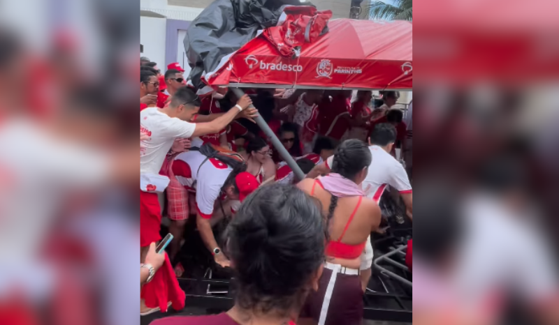 Torcedores do Garantido derrubam gradil e cobertura na fila do Festival de Parintins