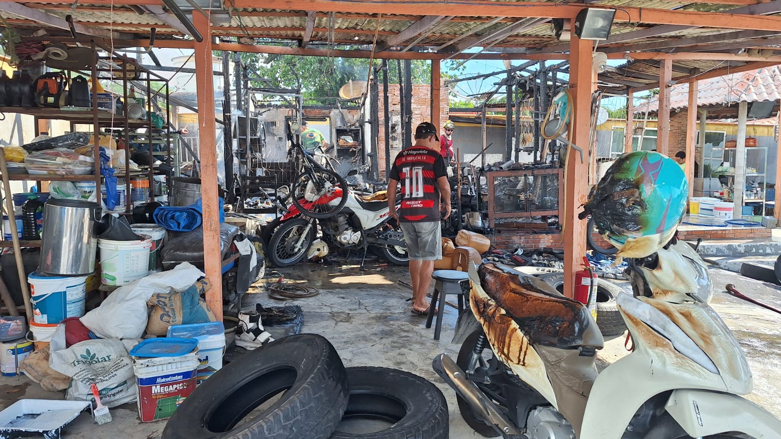 Incêndio destrói casa de madeira em Parintins; danos são significativos