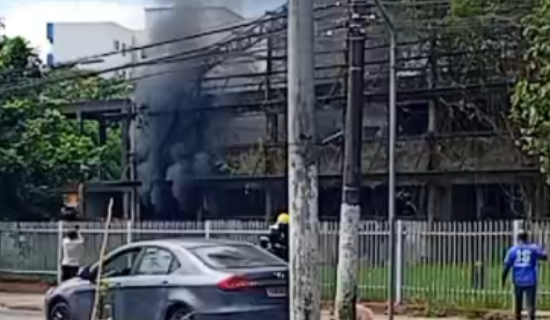 Incêndio atinge prédio desativado dos Correios no bairro Aleixo em Manaus