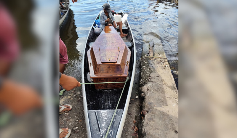Mãe transporta corpo do filho em canoa após homicídio em Maués