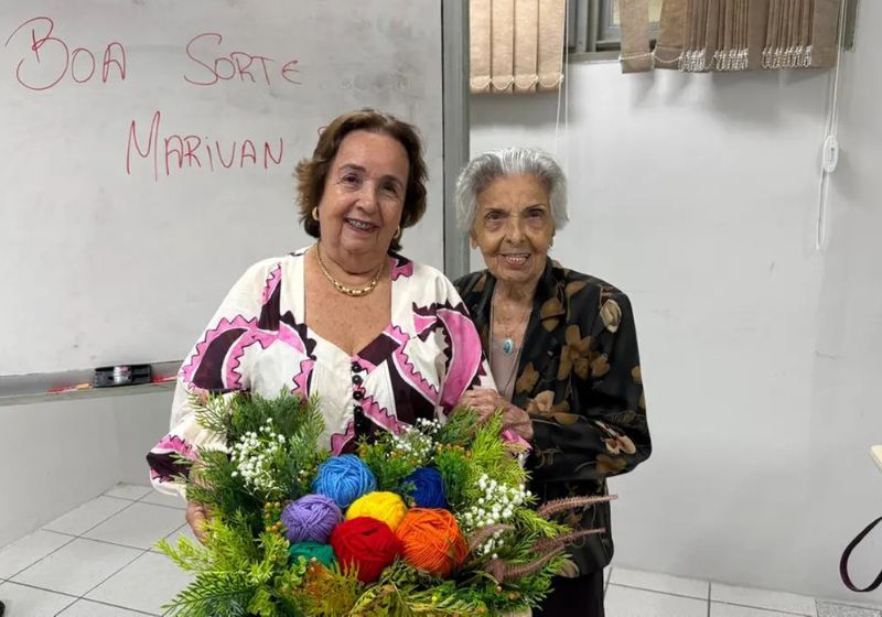 Idosa de 77 anos emociona ao se formar com apoio da mãe de 98