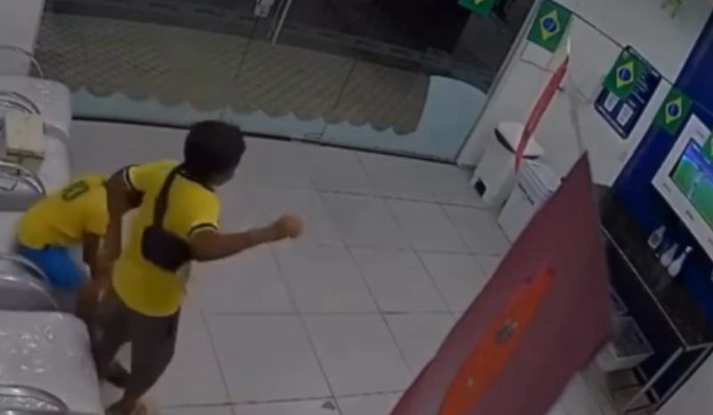 Meninos que vendem nas ruas celebram jogo do Brasil em lavanderia