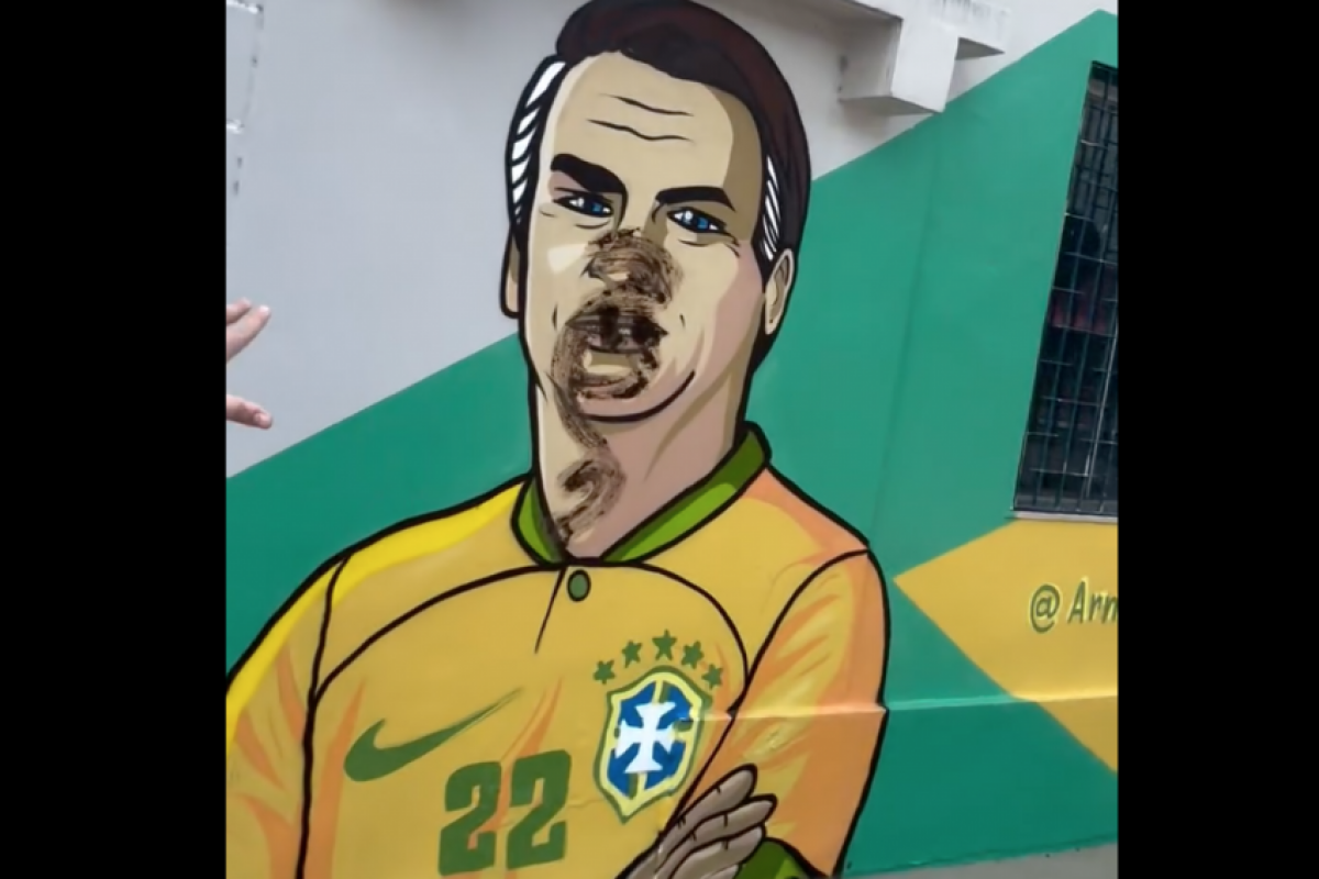 Mulher usa fezes de cachorro para sujar imagem de Bolsonaro em Vitória