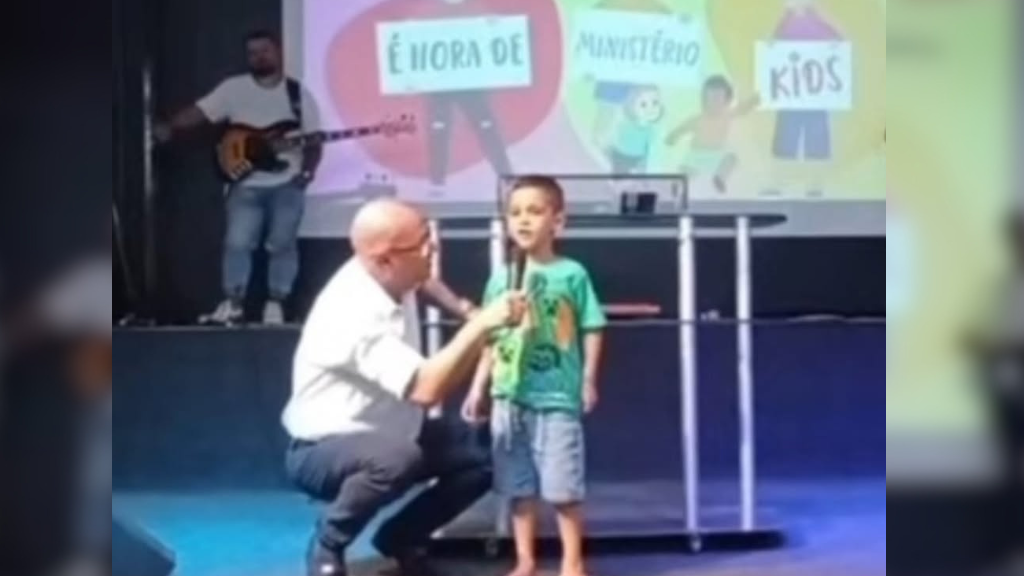 Criança interrompe culto e compartilha testemunho curioso que viraliza