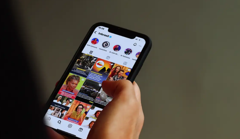Impacto das redes sociais na política: isolamento e polarização entre jovens