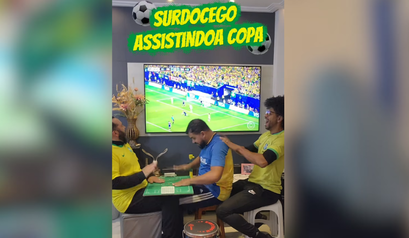 Vídeo mostra amigos transmitindo gol do Brasil para homem surdocego