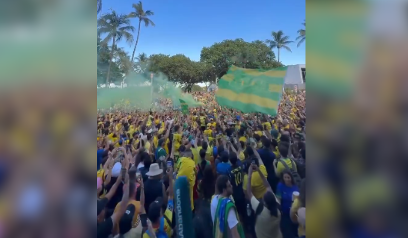 Torcedores brasileiros comemoram vitória sobre o Haiti em Miami