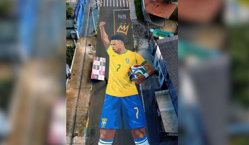 Gigante pintura de Vini Jr se torna símbolo de resistência no RS