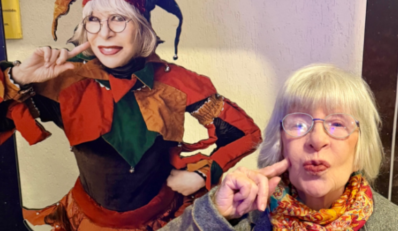 Irmã de Rita Lee chama atenção por semelhança em peça em São Paulo