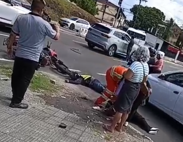 Motociclista e passageira aguardam socorro após acidente em Manaus