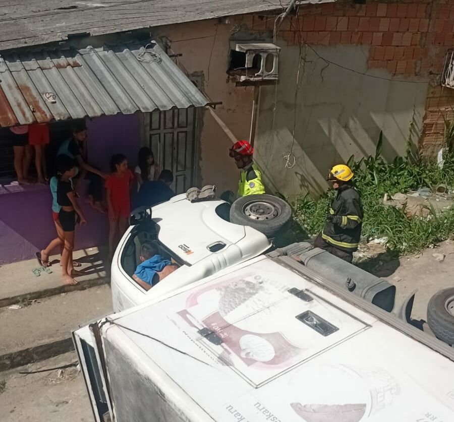 Caminhão tomba na Travessa Venezuela, zona norte de Manaus