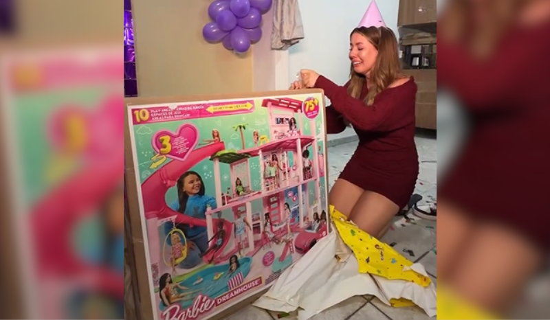 Influenciadora de Manaus realiza sonho de infância ao ganhar mansão da Barbie