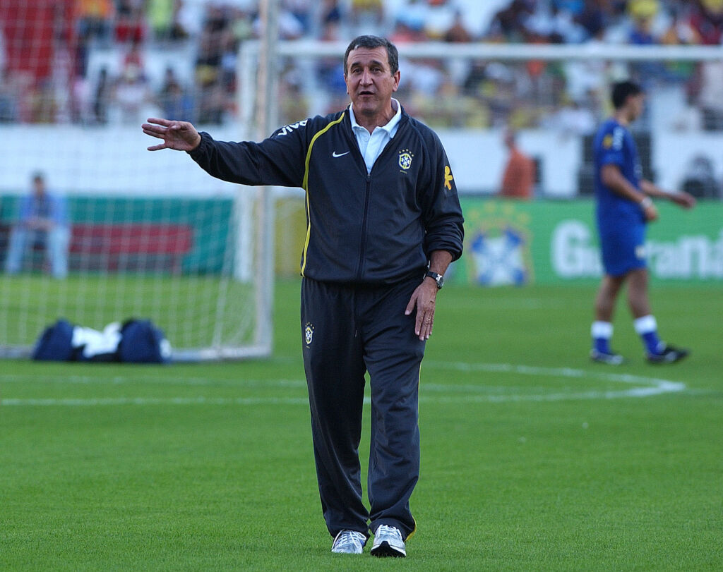 Carlos Alberto Parreira passa por traqueostomia e segue internado no Rio