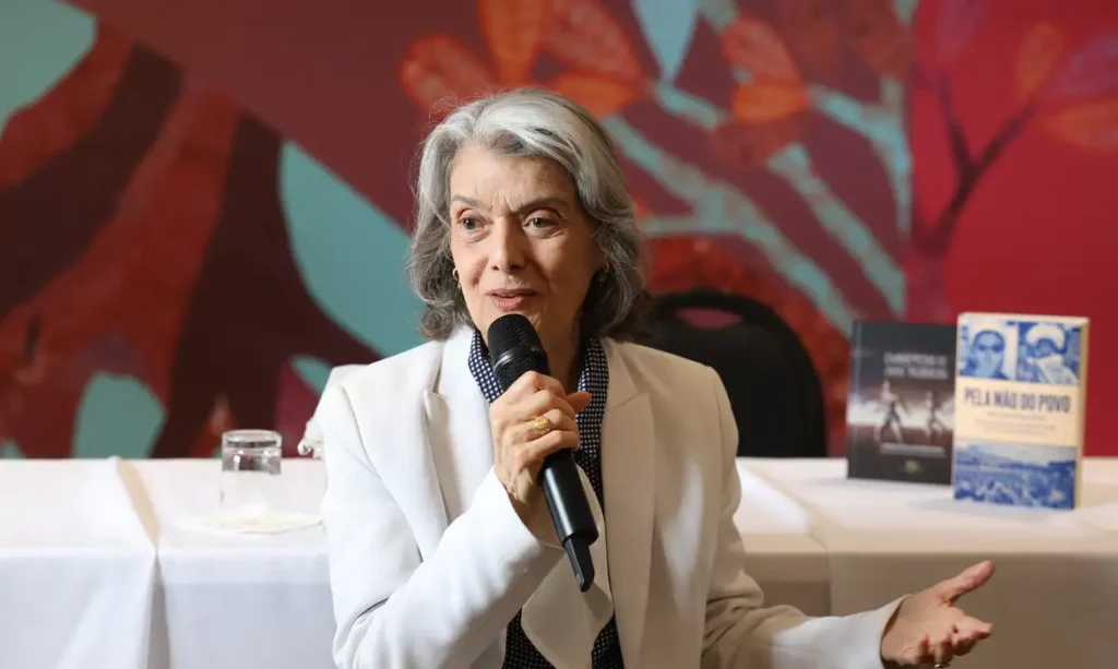 Cármen Lúcia destaca que a democracia é do povo, não de instituições