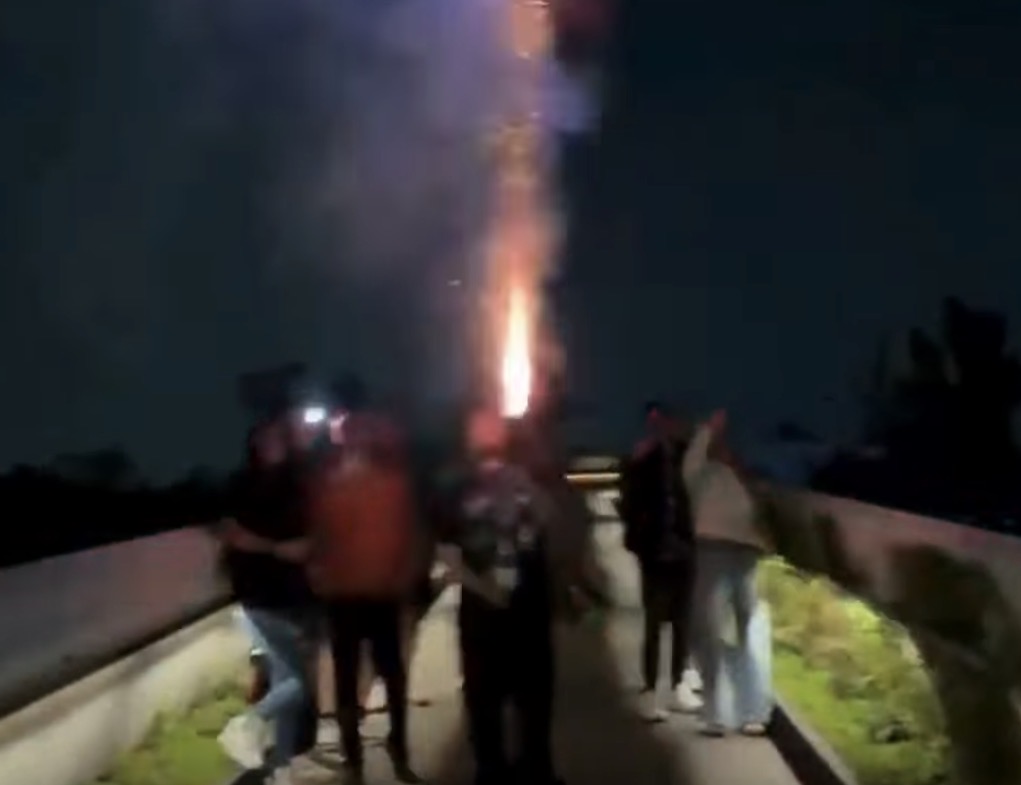 Torcida mexicana faz festa com fogos em frente ao hotel da Inglaterra