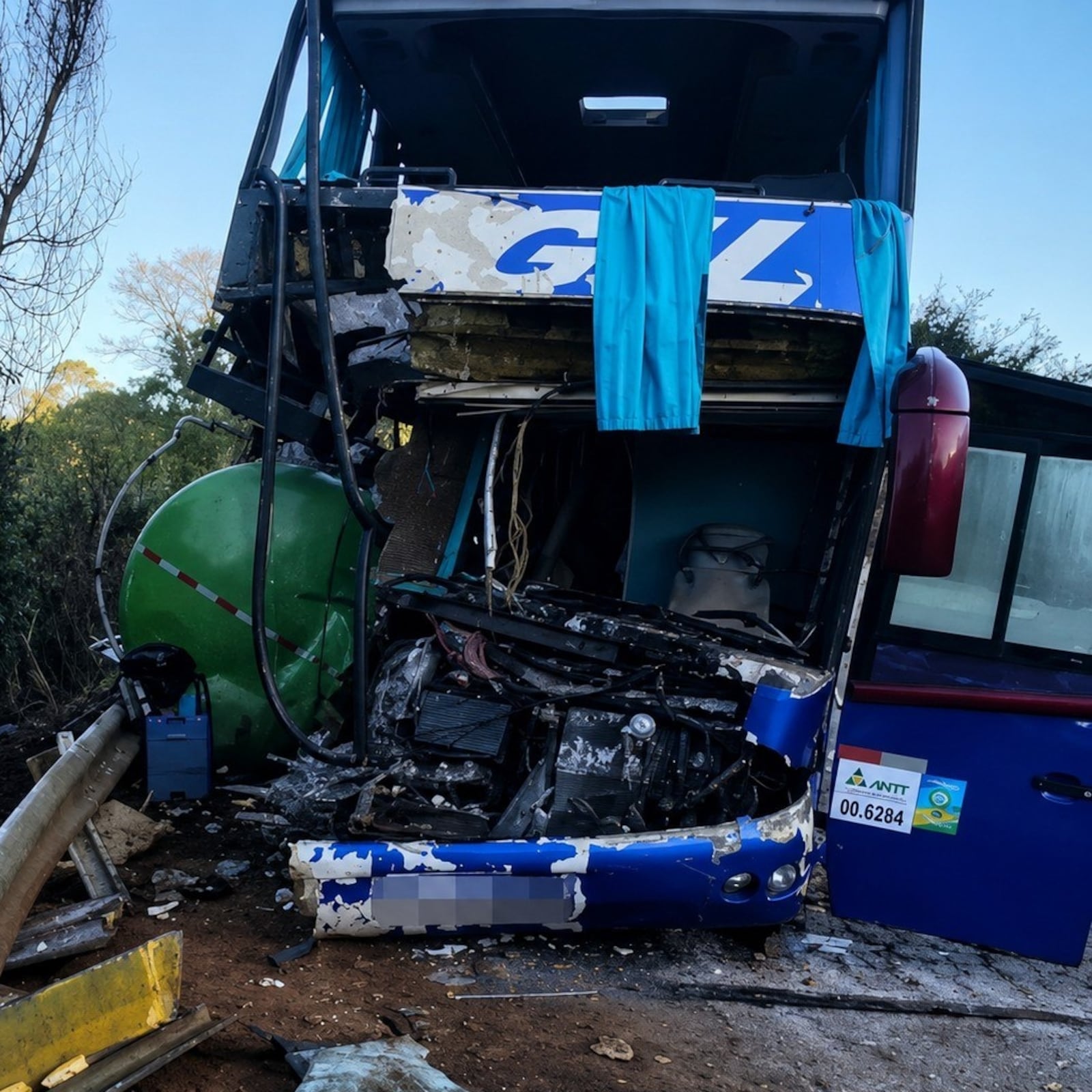 Acidente trágico em Minas Gerais resulta em dois mortos e 23 feridos