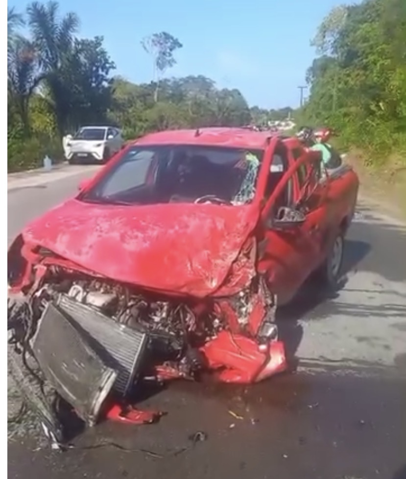 Acidente entre caminhonete e carro deixa ferido na AM-010