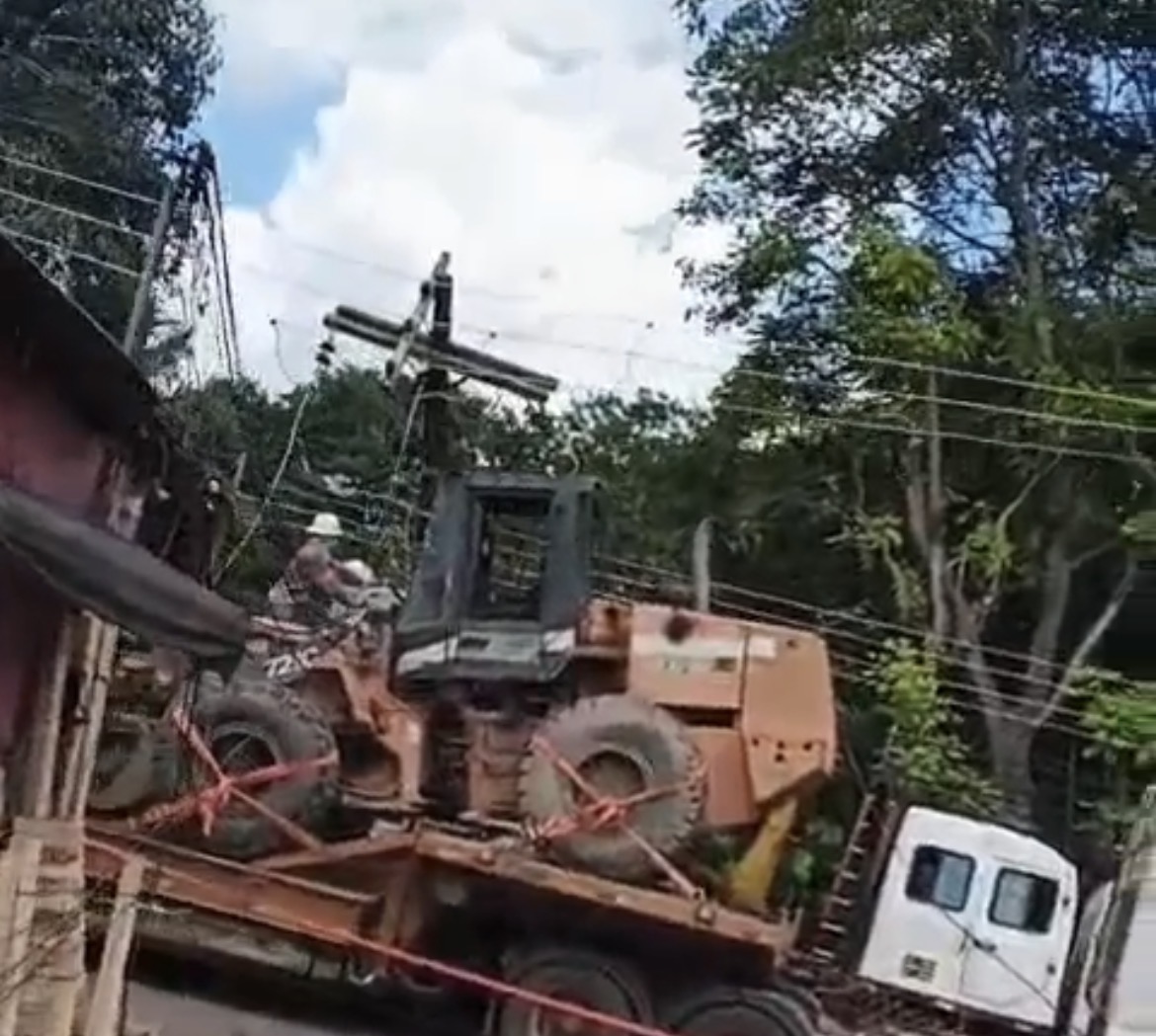 Carreta com dois tratores derruba poste de energia na Avenida Otília