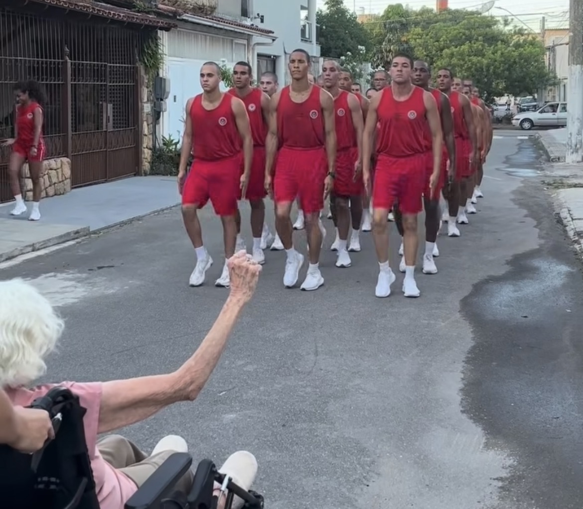 Bombeiro presta homenagem emocionante à bisavó de 98 anos; assista ao vídeo