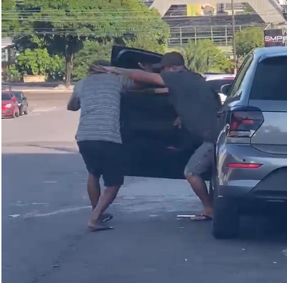 Idoso de 72 anos sofre golpe e roubo em frente a banco em Manaus